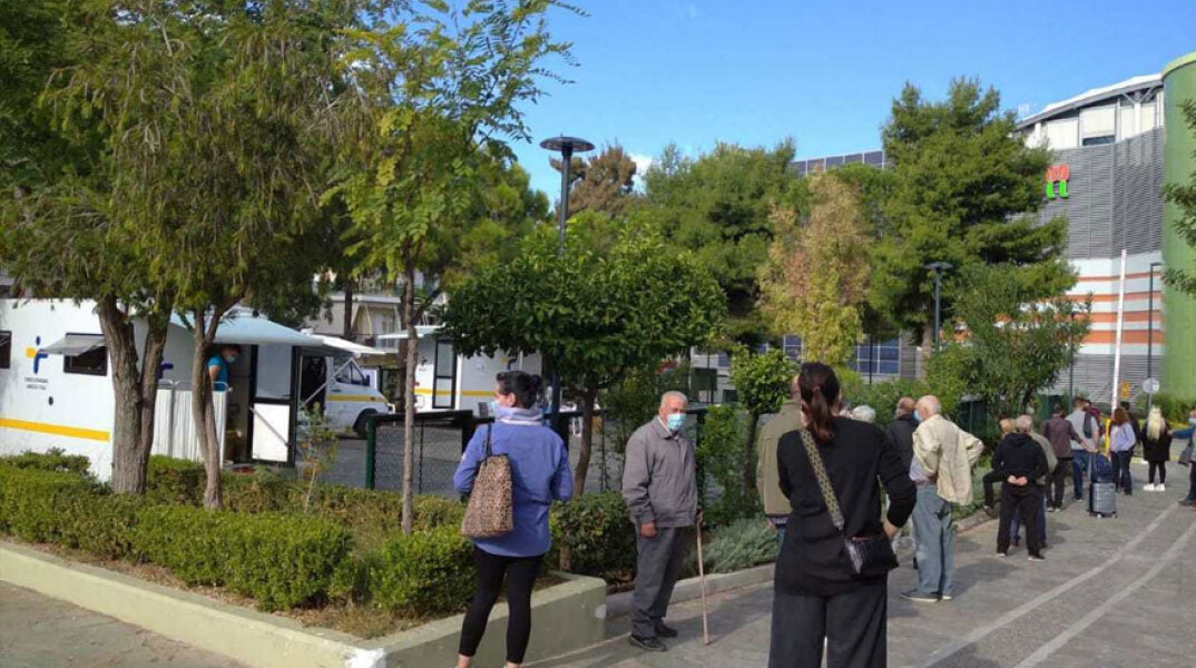 Άγιος Δημήτριος: Πολίτες περιμένουν να κάνουν rapid test για κορωνοϊό