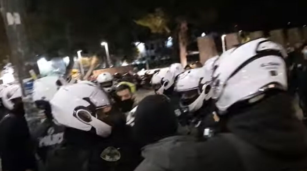 Αστυνομικοί συγκρούονται με διαδηλωτές που διαμαρτύρονται για το ολικό lockdown στη Θεσσαλονίκη