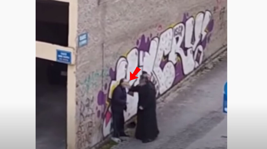 Ιερέας στην Κοζάνη χαστουκίζει πολίτη