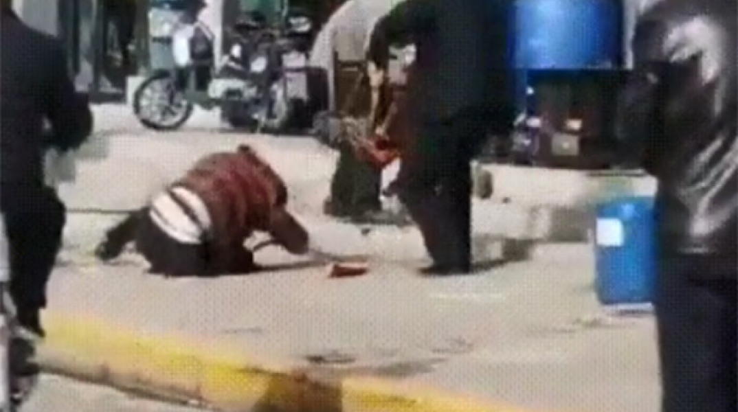 Κίνα: Ξυλοκόπησε μέχρι θανάτου τη σύζυγό του μέσα στο δρόμο