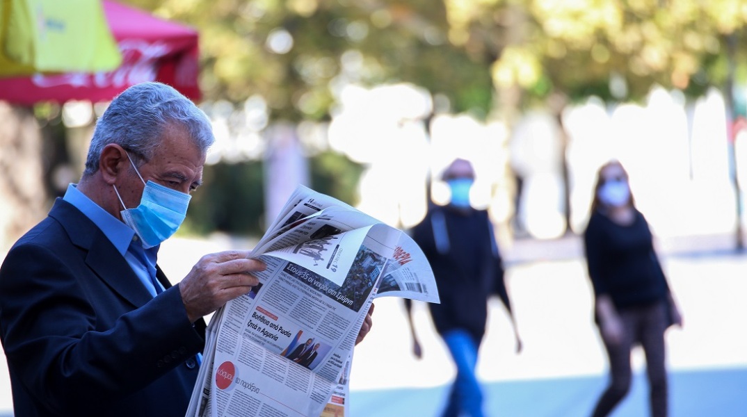 Πολίτες με μάσκα στους δρόμους της Λάρισας
