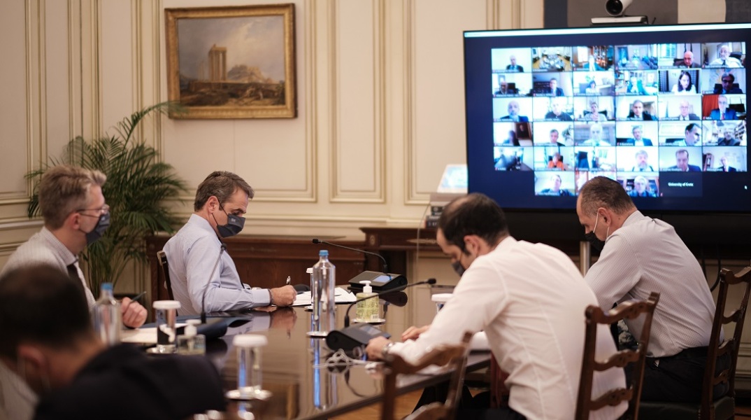 Ο Κυριάκος Μητσοτάκης στην τηλεδιάσκεψη με τους πρυτάνεις