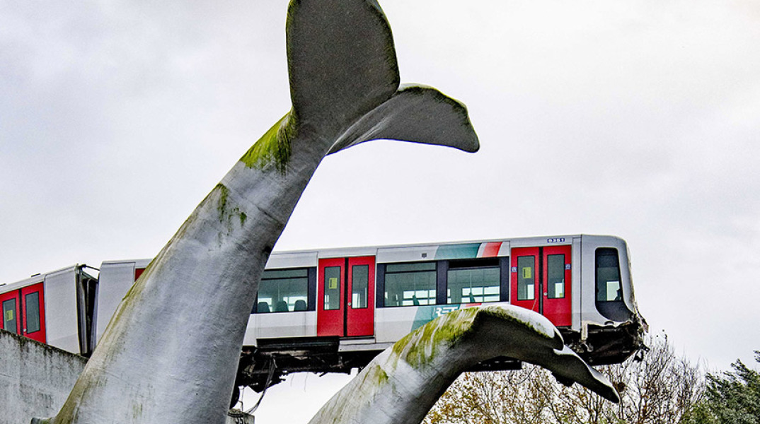 Γλυπτό σε σχήμα φάλαινας ανέκοψε την πορεία τρένου που εκτροχιάστηκε στο Ρότερνταμ