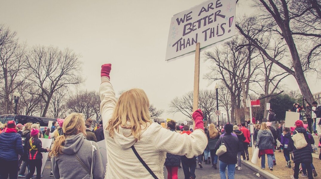 Κρίσεις και η αποσύνδεση των πολιτών από τους θεσμούς και τα ΜΜΕ