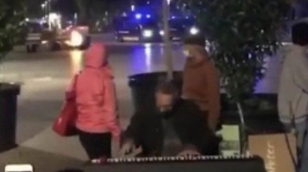 Πιανίστας στη Βαρκελώνη παίζει μουσική στο πιάνο και πίσω του έχουν ξεσπάσει βίαια επεισόδια