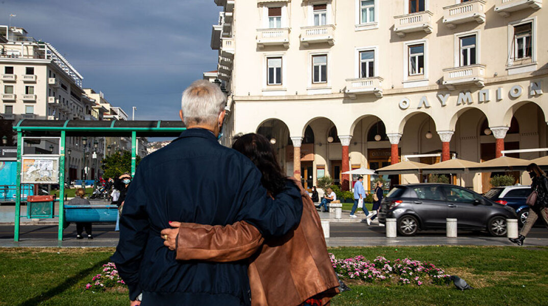 Εικόνα από τη Θεσσαλονίκη με πολίτες να κυκλοφορούν με μάσκα για τον κορωνοϊό