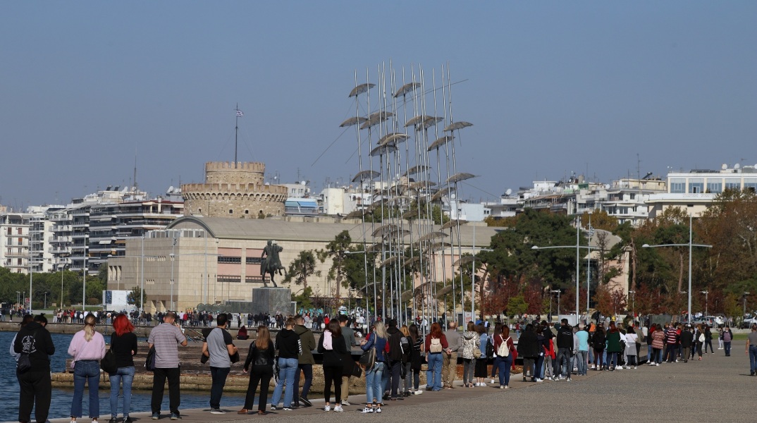 ΘΕΣΣΑΛΟΝΙΚΗ - ΔΩΡΕΑΝ RAPID TEST ΑΠΟ ΚΛΙΜΑΚΙΟ ΤΟΥ ΕΟΔΥ ΣΤΗ ΝΕΑ ΠΑΡΑΛΙΑ - ΤΕΡΑΣΤΙΕΣ ΟΥΡΕΣ ΠΟΛΙΤΩΝ