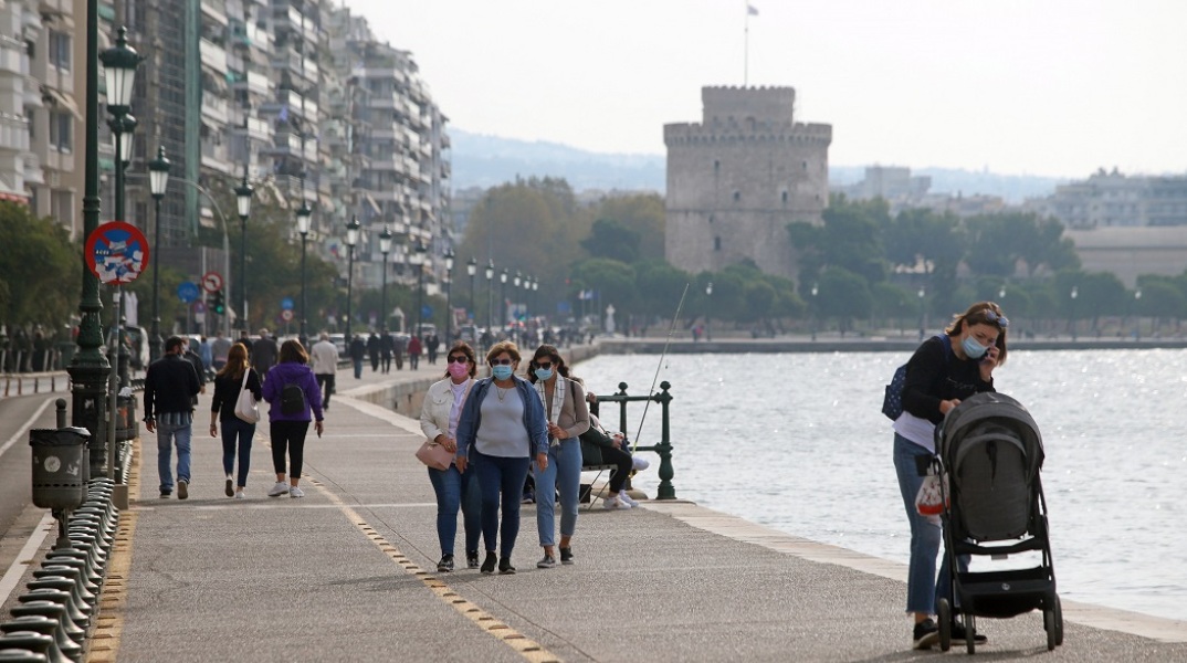 Πολίτες στην παραλία της Θεσσαλονίκης 