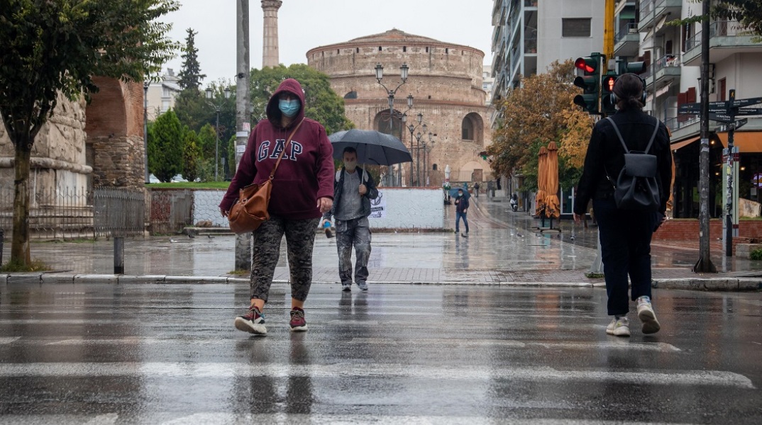 Πολίτες με μάσκα στην Θεσσαλονίκη
