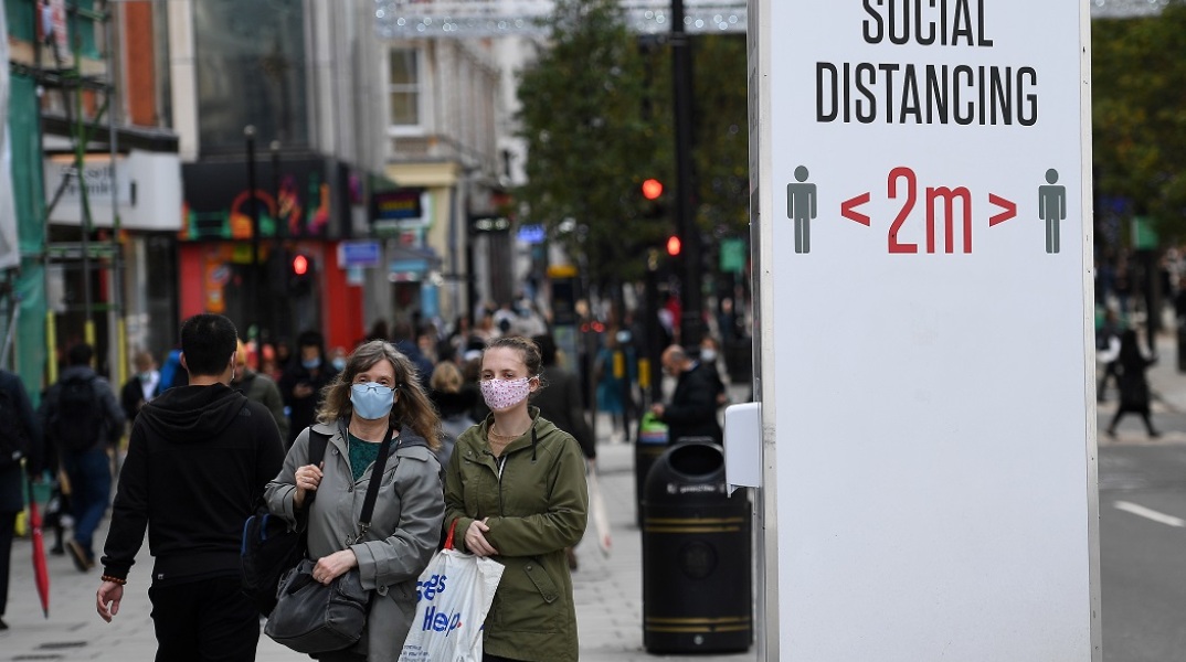 Πολίτες με μάσκα στην Βρετανία