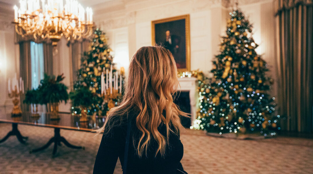 Γυναικα με κεφάλι γυρισμένο δεξιά και φόντο σαλόνι στολισμένο με χριστουγεννιάτικο και χριστουγεννιάτικο δέντρο