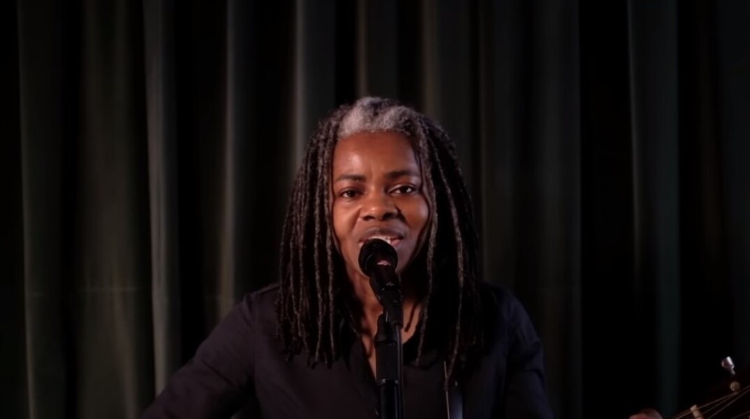 Η Τρέισι Τσάπμαν τραγουδάει στην τηλεόραση πριν τις εκλογές