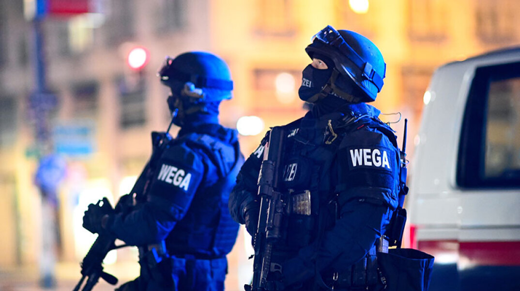 Μακελειό στη Βιέννη: Αστυνομικοί περιπολούν στους δρόμους μετά την τρομοκρατική επίθεση