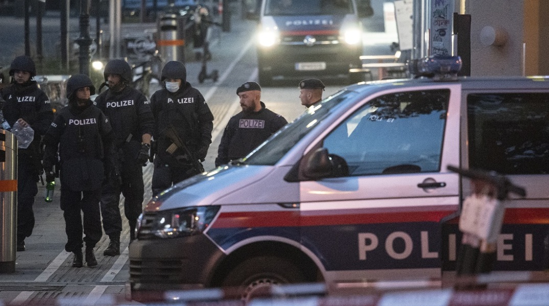 Αστυνομικοί στους δρόμους μετά την επίθεση στη Βιέννη