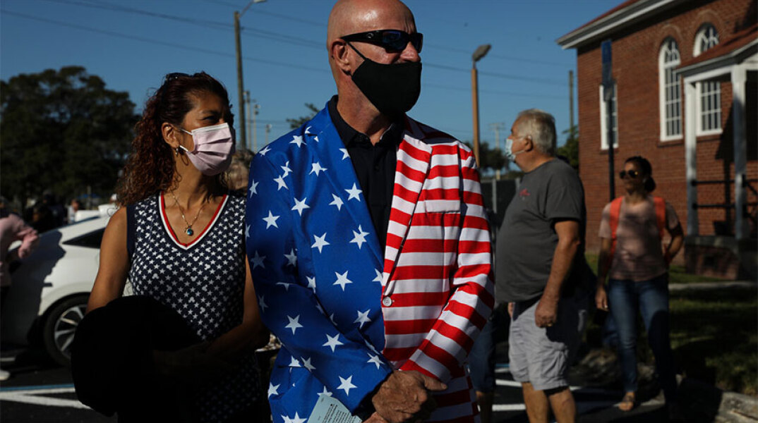 Αμερικανικές εκλογές 2020: Αμερικανοί ψηφοφόροι έξω από εκλογικό κέντρο