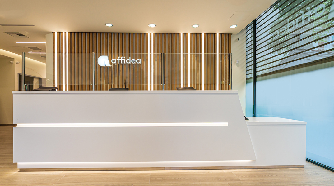 Όμιλος Affidea, εικόνα γραμματείας με φωτεινή επιγραφή Affidea στο πίσω μέρος