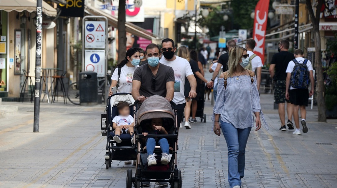 Πολίτες με μάσκα στους δρόμους της Κύπρου 