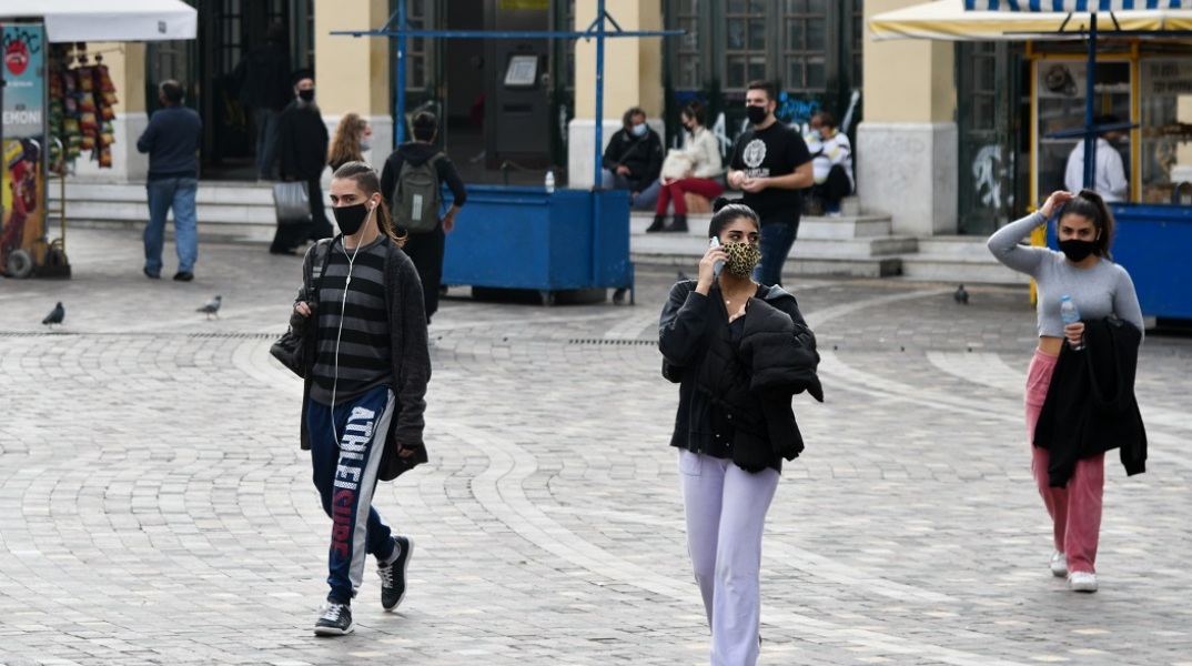Πολίτες με μάσκα στην πλατεία Μοναστηρακίου