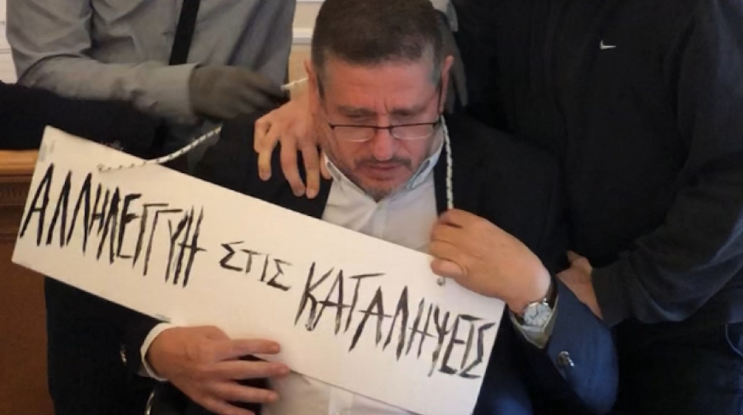 Ο Δημήτρης Μπουραντώνης, Πρύτανης της ΑΣΟΕΕ, με την ταμπέλα περασμένη στον λαιμό του