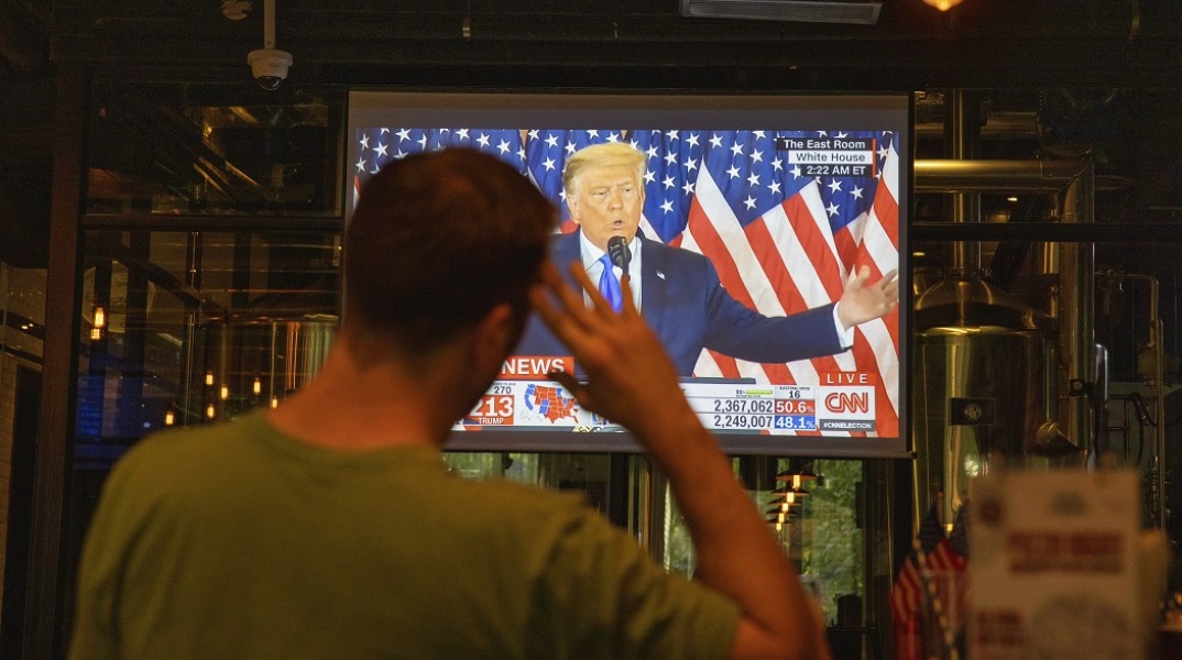 Τηλεθεατές παρακολουθούν δηλώσεις του Ντόναλντ Τραμπ