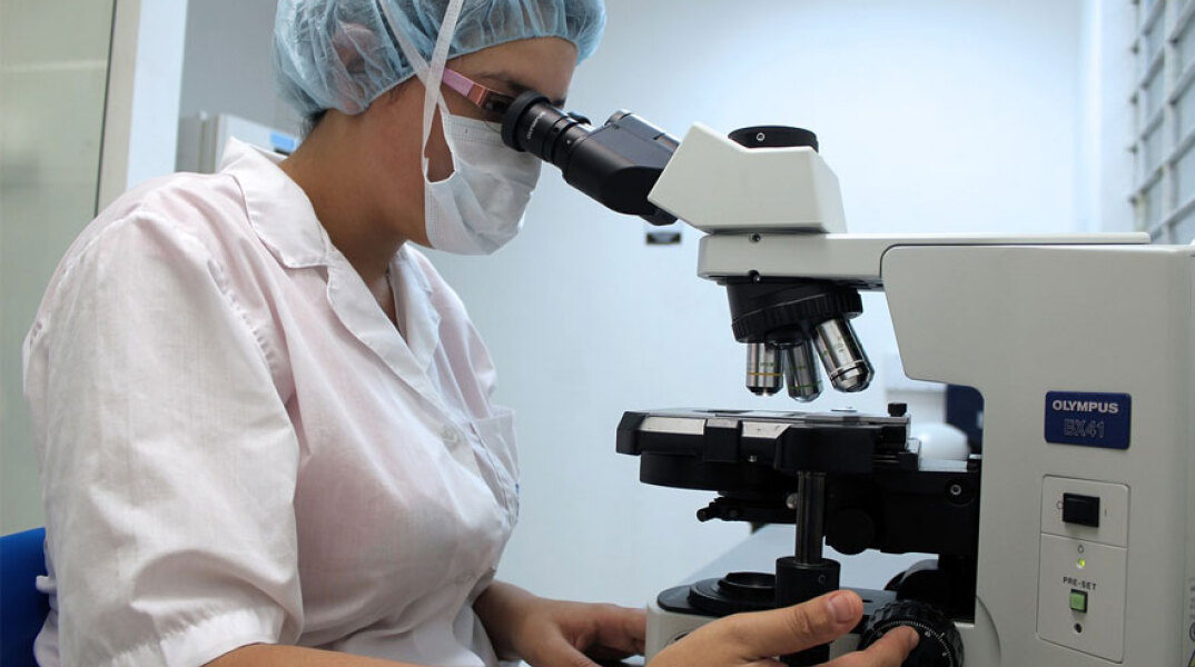 Εργαζόμενη σε μικροβιολογικό εργαστήριο