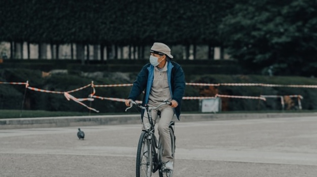 Πολίτης με μάσκα στη Γαλλία