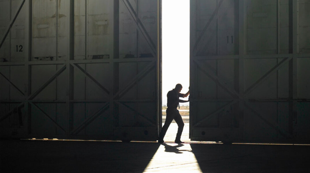 Άνδρας ανοίγει την πόρτα σε αποθήκη