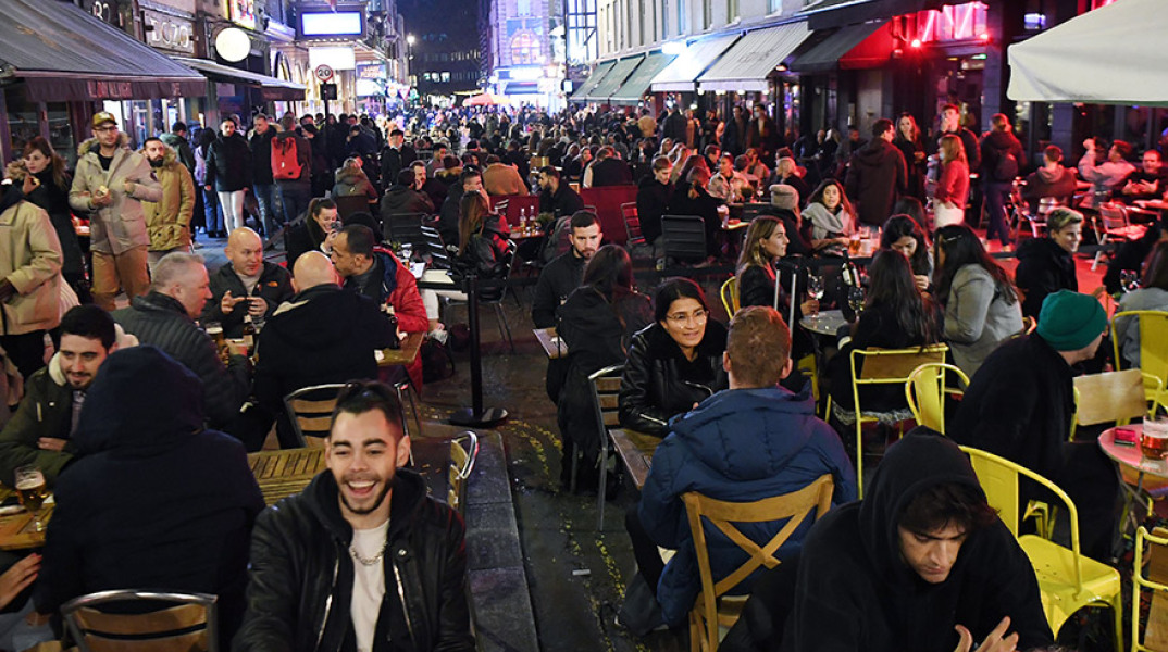 Βρετανία-lockdown: Συνωστισμός για το «τελευταίο» ποτό 