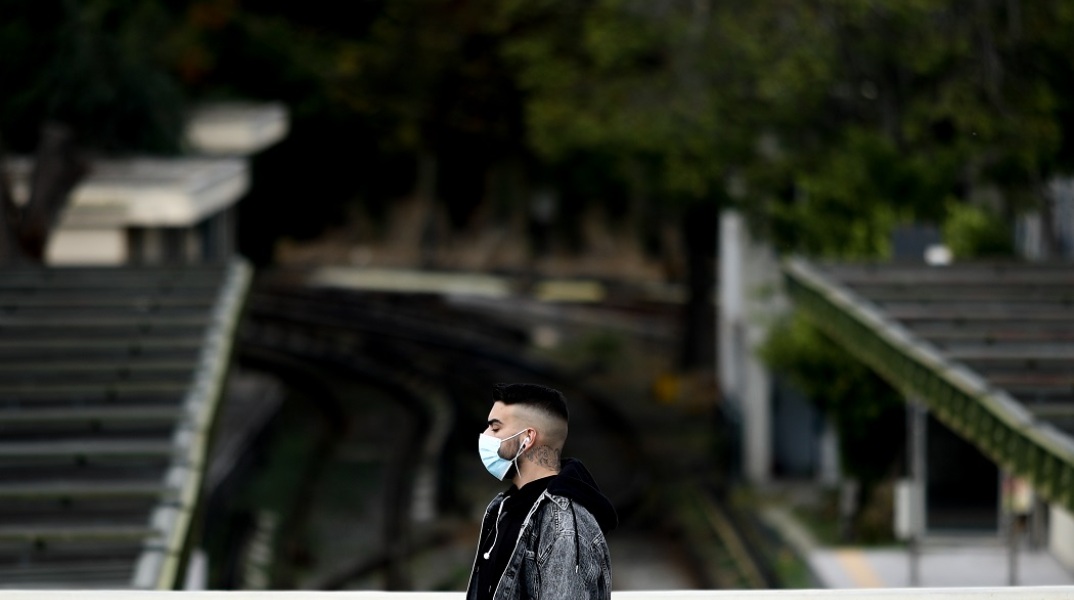 Πολίτες με μάσκα στους δρόμους της Αθήνας