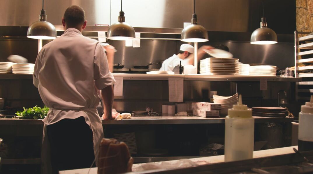 Σεφ σε επαγγελματική κουζίνα
