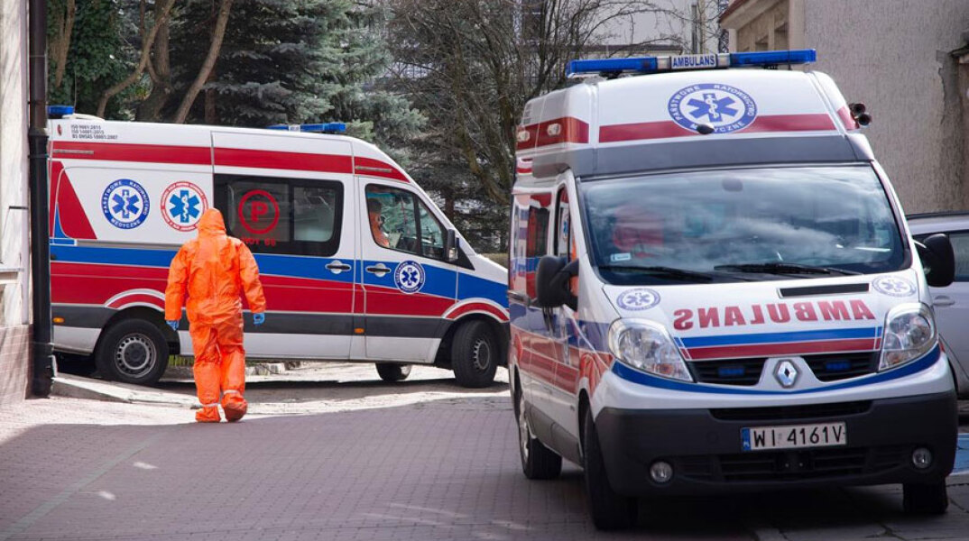 Ασθενοφόρα στην Πολωνία για τη μεταφορά ασθενών με κορωνοϊό