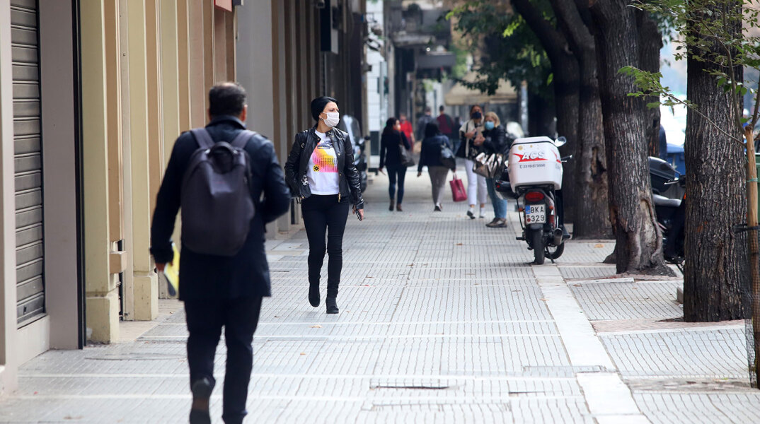 Πολίτες με μάσκα για τον κορωνοϊό στη Θεσσαλονίκη
