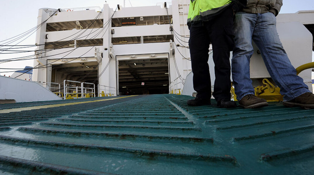Δεμένα τα πλοία στα λιμάνια