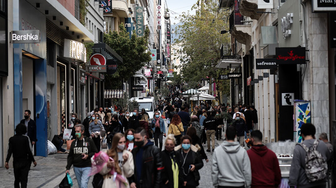 «Πατείς με, πατώ σε» στην Ερμού από καταναλωτές μια ημέρα πριν από το lockdown