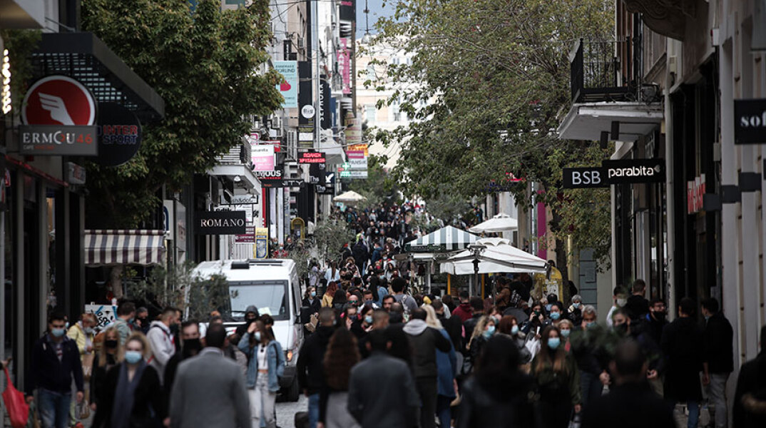Πλήθος κόσμου στην Ερμού μια ημέρα πριν ξεκινήσει το καθολικό lockdown