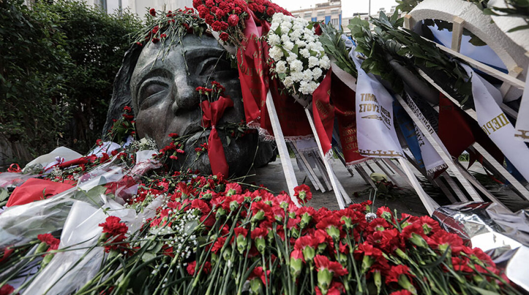 Στεφάνια και λουλούδια στο μνημείο για τους νεκρούς του Πολυτεχνείου