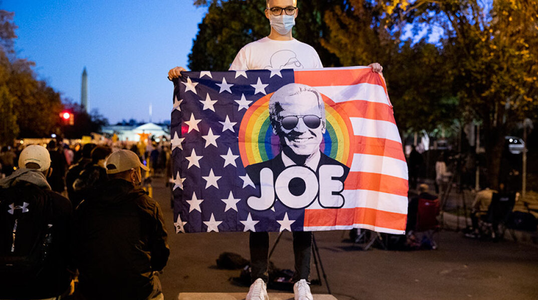 Αμερικανικές εκλογές 2020: Υποστηρικτής του Τζο Μπάιντεν με προστατευτική μάσκα για τον κορωνοϊό