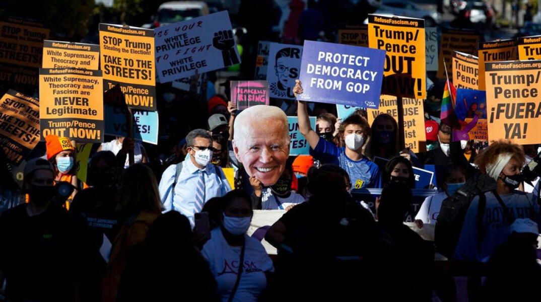 Υποστηρικτές του Τζο Μπάιντεν πανηγυρίζουν για τη νίκη του στις αμερικανικές εκλογές 2020