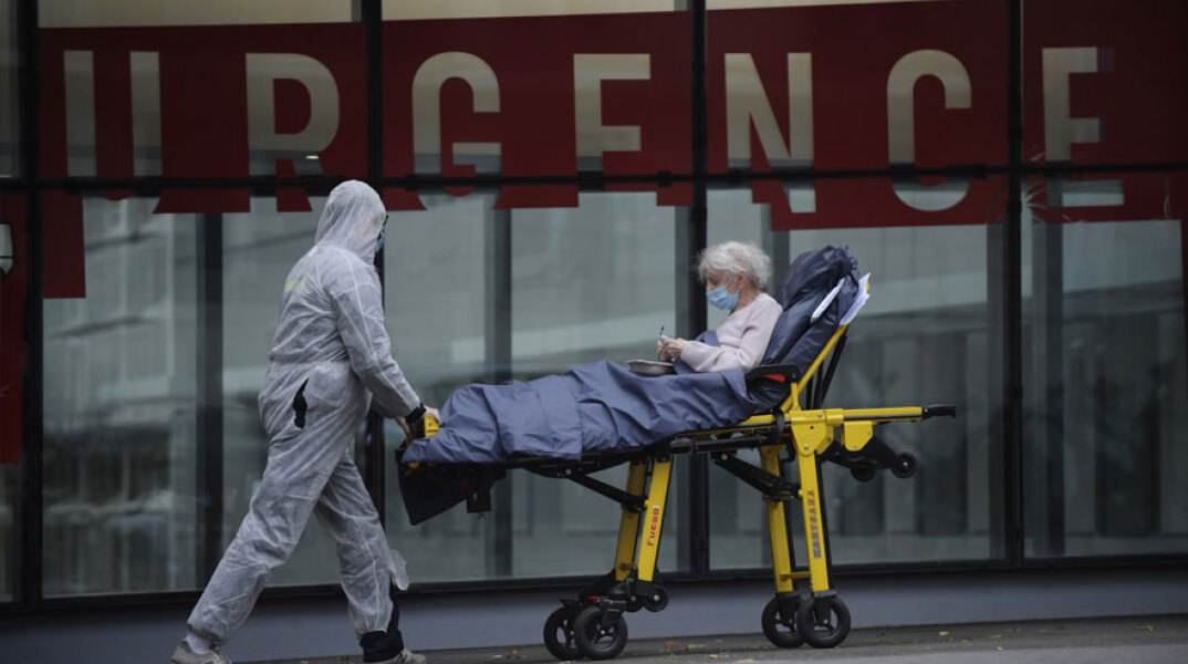 Κορωνοϊός στη Γαλλία - Διακομιδή ασθενούς σε νοσοκομείο στο Παρίσι