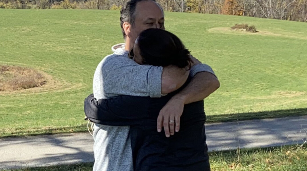 Ο Doug Emhoff, σύζυγος της Καμάλα Χάρις, αγκαλιάζει τη γυναίκα του -την πρώτη μαύρη Αμερικανίδα πολιτικό που γίνεται αντιπρόεδρος των ΗΠΑ