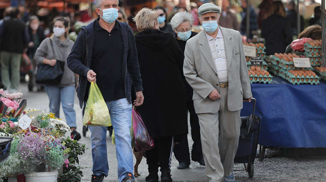 Πολίτες με μάσκα για τον κορωνοϊό σε λαϊκή αγορά στην Αττική την πρώτη ημέρα του νέου lockdown για τον κορωνοϊό