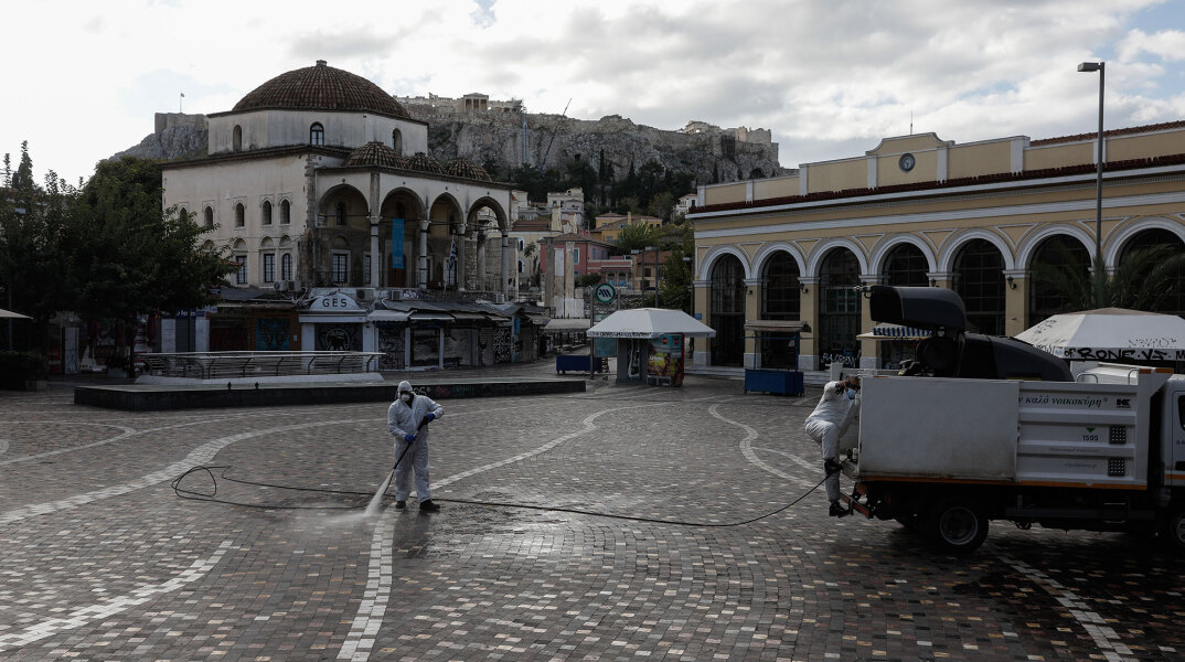 Lockdown: Δεν κυκλοφορεί «ψυχή» στην πλατεία στο Μοναστηράκι, με συνεργείο του Δήμου Αθηναίων να προχωρεί σε απολύμανση