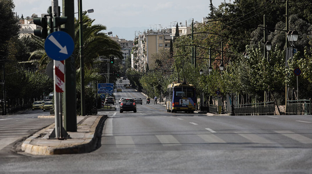 Έρημος δρόμος στο κέντρο της Αθήνας μετά την ενεργοποίηση του lockdown το πρωί του Σαββάτου 7 Νοεμβρίου 2020