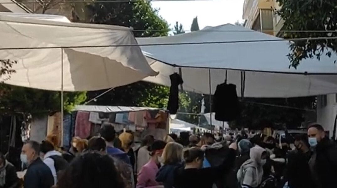 Το... αδιαχώρητο σε λαϊκή αγορά στη Θεσσαλονίκη την πρώτη ημέρα του νέου lockdown για τον κορωνοϊό