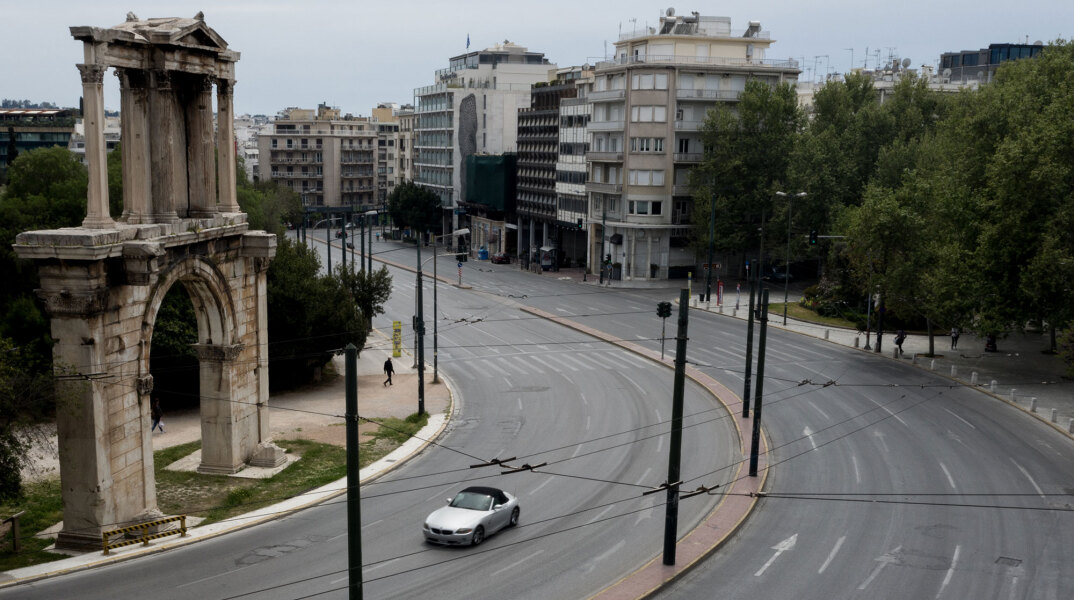 Σε ισχύ το νέο καθολικό lockdown στην Αθήνα - Άδειος ο δρόμος μπροστά από την Πύλη του Αδριανού