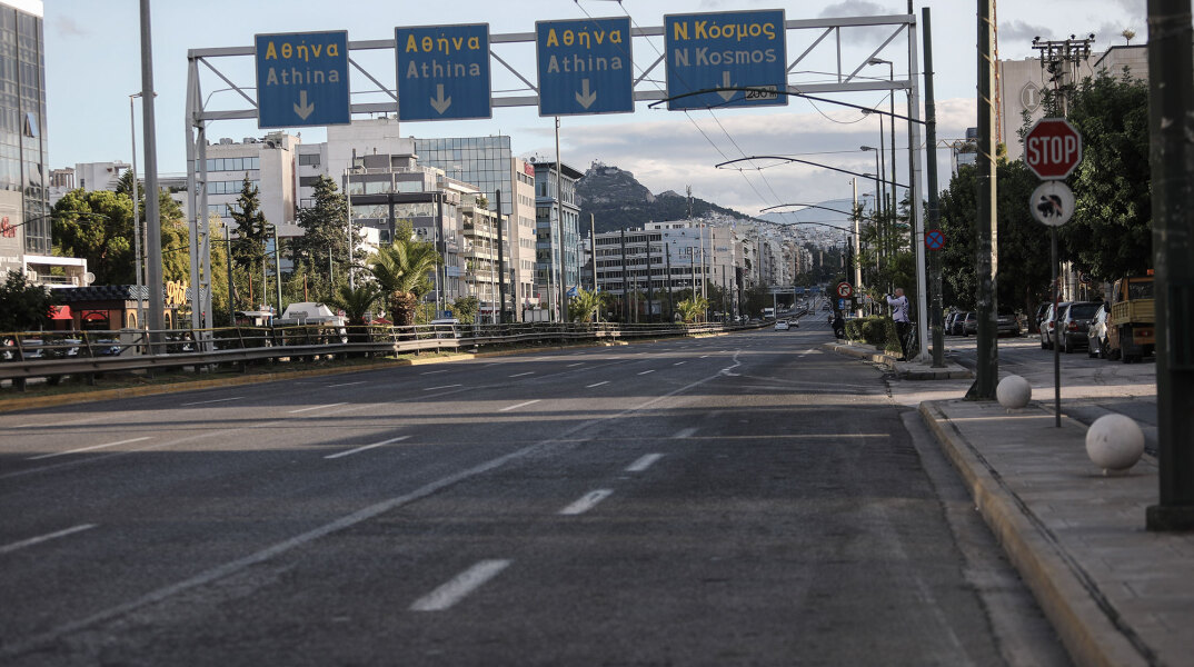 H άδεια από αυτοκίνητα Λεωφόρος Συγγρού μετά την ενεργοποίηση του νέου lockdown για τον κορωνοϊό