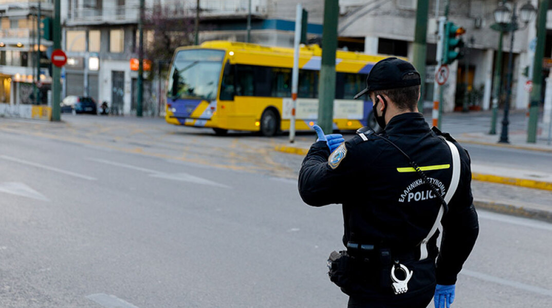 Αστυνομικός στην Αθήνα πραγματοποιεί ελέγχους για το lockdown