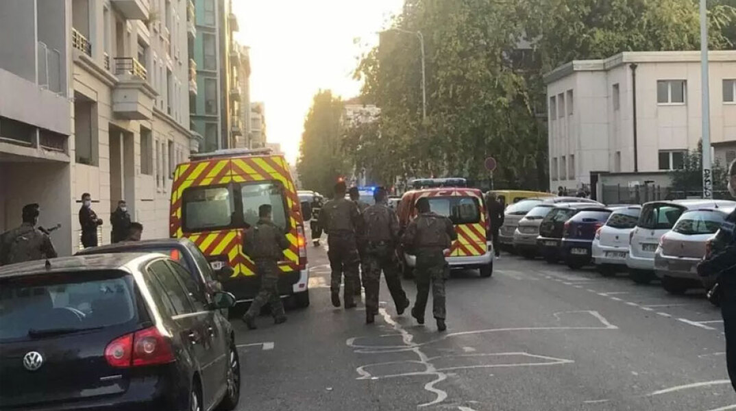 Αστυνομικοί και ασθενοφόρα έξω από την εκκλησία στη Λυών όπου πυροβολήθηκε ορθόδοξος ιερέας