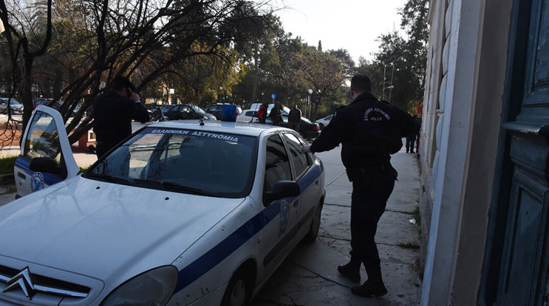 Αστυνομικοί βγαίνουν από περιπολικό (ΦΩΤΟ ΑΡΧΕΙΟΥ)