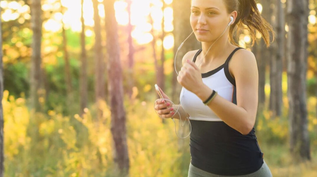 Γυναίκα τρέχει στο δάσος - Στη δημοσιότητα η ΚΥΑ για την άθληση στο lockdown